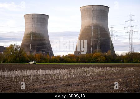 Gundremmingen, Deutschland. Oktober 2025. Blick auf das ehemalige Kernkraftwerk Gundremmingen. Die zwei rund 160 Meter hohen Kühltürme des vor fast vier Jahren stillgelegten Kernkraftwerks sollen am 25.10.2025 in die Luft gesprengt werden. Quelle: Sven Hoppe/dpa/Alamy Live News Stockfoto