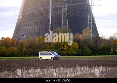 Gundremmingen, Deutschland. Oktober 2025. Vor dem ehemaligen Kernkraftwerk Gundremmingen steht ein Polizeifahrzeug. Die zwei rund 160 Meter hohen Kühltürme des vor fast vier Jahren stillgelegten Kernkraftwerks sollen am 25.10.2025 in die Luft gesprengt werden. Quelle: Sven Hoppe/dpa/Alamy Live News Stockfoto