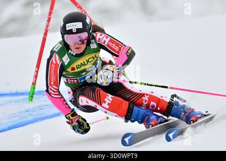 Soelden, Österreich. Oktober 2025. Soelden, Österreich, 25. Oktober 2025. Britt Richardson aus Kanada in Aktion beim ersten Lauf des Riesenslalomrennens der Damen des Audi FIS Alpine Ski World Cup Saisoneröffnungsrennens auf dem Rettenbachgletscher in Soelden, Österreich. (Foto: Igor Kupljenik/Sports Press Photo) Credit: SPP Sport Press Photo. /Alamy Live News Stockfoto