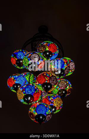 Traditionelle türkische Lampen hängen nachts an der Decke. Exquisite bunte Mosaikglaslampen, Nahaufnahme, Truthahn Stockfoto