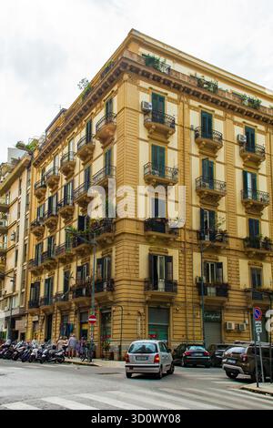 Palermo, Italien - 20. Mai 2025. Eine historische Eckfassade aus dem späten 18. Und frühen 20. Jahrhundert an der Via Mariano Stabile im Stadtteil Politeama von Palermo. Stockfoto