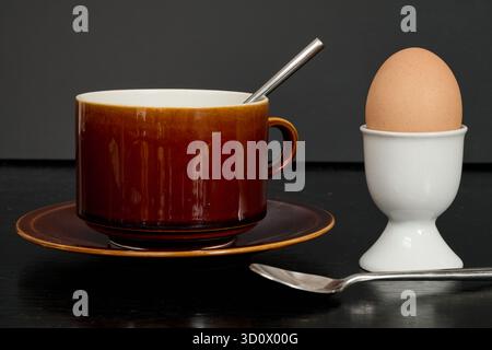 Ein Ei im Eierbecher zum Frühstück Stockfoto