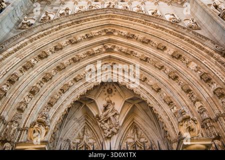 Herrliche historische Fassade der Kathedrale der Heiligen Maria von Toledo, Spanien. Stockfoto