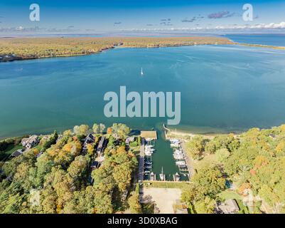 Blick aus der Vogelperspektive auf den Shagwong Yachthafen und die umliegende Landschaft Stockfoto