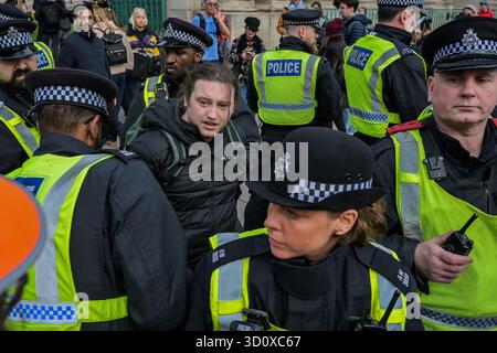 London, Großbritannien. Oktober 2025. Die Polizei verhaftet schnell wegen eines Verstoßes gegen eine Anordnung von Abschnitt 14 - Ein Stopp des Rassismus, ein Ende des Hasses und ein Ende der rechtsextremen Demonstration - Eine Antwort auf eine UKIP „keine islamisten mehr in unseren Gemeinden marschieren, angeführt von ihrem Führer Nick Tenconi. Dieser marschierte nach Marble Arch, nachdem er von der Met Police verboten wurde, im Londoner Stadtteil Tower Hamlets zu marschieren. Guy Bell/Alamy Live News Stockfoto