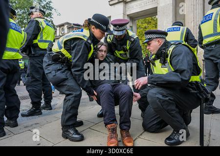 London, Großbritannien. Oktober 2025. Die Polizei verhaftet schnell wegen eines Verstoßes gegen eine Anordnung von Abschnitt 14 - Ein Stopp des Rassismus, ein Ende des Hasses und ein Ende der rechtsextremen Demonstration - Eine Antwort auf eine UKIP „keine islamisten mehr in unseren Gemeinden marschieren, angeführt von ihrem Führer Nick Tenconi. Dieser marschierte nach Marble Arch, nachdem er von der Met Police verboten wurde, im Londoner Stadtteil Tower Hamlets zu marschieren. Guy Bell/Alamy Live News Stockfoto