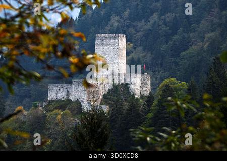 Das historische Schloss Zil befindet sich am Fuße des Kackar-Gebirges im Fırtına-Tal Stockfoto