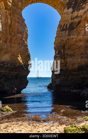 Strände an der felsigen Küste von Ponta da Piedade, zerklüftete Küstenlandschaft, direkt neben der Innenstadt von Lagos, im Westen der Algarve, Portugal Stockfoto