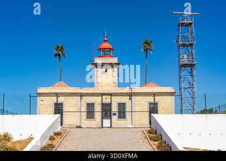 Leuchtturm Ponta da Piedade an der felsigen Küste von Ponta da Piedade, zerklüftete Küstenlandschaft, direkt neben der Innenstadt von Lagos, im Westen der Algarve Stockfoto