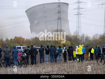 Gundremmingen, Deutschland. Oktober 2025. Der zweite Kühlturm des stillgelegten Kernkraftwerks Gundremmingen stürzt nach dem Sprengen ein. Die zwei rund 160 Meter hohen Kühltürme des vor fast vier Jahren stillgelegten Kernkraftwerks sollen am 25.10.2025 in die Luft gesprengt werden. Quelle: Sven Hoppe/dpa/Alamy Live News Stockfoto
