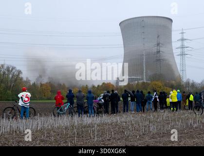 Gundremmingen, Deutschland. Oktober 2025. Der zweite Kühlturm des stillgelegten Kernkraftwerks Gundremmingen stürzt nach dem Sprengen ein. Die zwei rund 160 Meter hohen Kühltürme des vor fast vier Jahren stillgelegten Kernkraftwerks sollen am 25.10.2025 in die Luft gesprengt werden. Quelle: Sven Hoppe/dpa/Alamy Live News Stockfoto