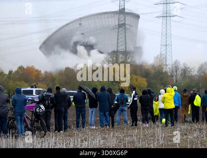 Gundremmingen, Deutschland. Oktober 2025. Der zweite Kühlturm des stillgelegten Kernkraftwerks Gundremmingen stürzt nach dem Sprengen ein. Die zwei rund 160 Meter hohen Kühltürme des vor fast vier Jahren stillgelegten Kernkraftwerks sollen am 25.10.2025 in die Luft gesprengt werden. Quelle: Sven Hoppe/dpa/Alamy Live News Stockfoto