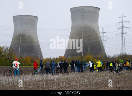 Gundremmingen, Deutschland. Oktober 2025. Blick auf das ehemalige Kernkraftwerk Gundremmingen. Die zwei rund 160 Meter hohen Kühltürme des vor fast vier Jahren stillgelegten Kernkraftwerks sollen am 25.10.2025 in die Luft gesprengt werden. Quelle: Sven Hoppe/dpa/Alamy Live News Stockfoto