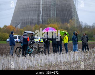 Gundremmingen, Deutschland. Oktober 2025. Blick auf das ehemalige Kernkraftwerk Gundremmingen. Die zwei rund 160 Meter hohen Kühltürme des vor fast vier Jahren stillgelegten Kernkraftwerks sollen am 25.10.2025 in die Luft gesprengt werden. Quelle: Sven Hoppe/dpa/Alamy Live News Stockfoto