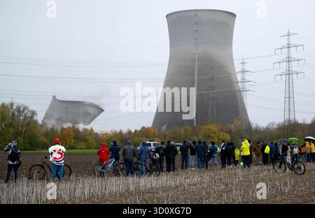 Gundremmingen, Deutschland. Oktober 2025. Der erste Kühlturm des stillgelegten Kernkraftwerks Gundremmingen stürzt nach dem Sprengen ein. Die zwei rund 160 Meter hohen Kühltürme des vor fast vier Jahren stillgelegten Kernkraftwerks sollen am 25.10.2025 in die Luft gesprengt werden. Quelle: Sven Hoppe/dpa/Alamy Live News Stockfoto