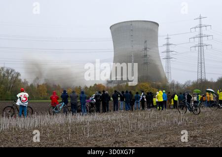 Gundremmingen, Deutschland. Oktober 2025. Der zweite Kühlturm des stillgelegten Kernkraftwerks Gundremmingen stürzt nach dem Sprengen ein. Die zwei rund 160 Meter hohen Kühltürme des vor fast vier Jahren stillgelegten Kernkraftwerks sollen am 25.10.2025 in die Luft gesprengt werden. Quelle: Sven Hoppe/dpa/Alamy Live News Stockfoto