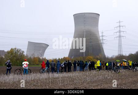 Gundremmingen, Deutschland. Oktober 2025. Der erste Kühlturm des stillgelegten Kernkraftwerks Gundremmingen stürzt nach dem Sprengen ein. Die zwei rund 160 Meter hohen Kühltürme des vor fast vier Jahren stillgelegten Kernkraftwerks sollen am 25.10.2025 in die Luft gesprengt werden. Quelle: Sven Hoppe/dpa/Alamy Live News Stockfoto