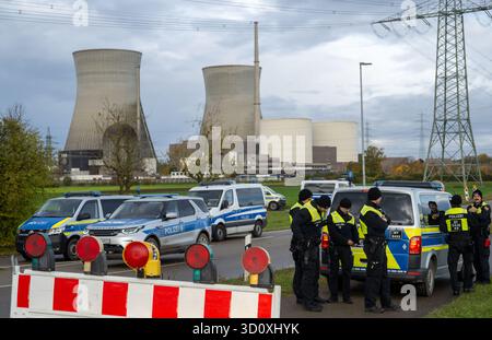 Gundremmingen, Deutschland. Oktober 2025. Polizisten blockieren die Zufahrtsstraße zum Kernkraftwerk. Die beiden Kühltürme des stillgelegten Kernkraftwerks sollen gesprengt werden. Quelle: Stefan Puchner/dpa/Alamy Live News Stockfoto