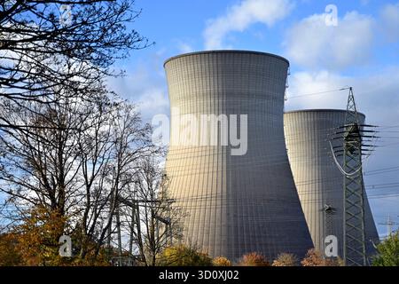 Die Kühltürme des Kernkraftwerks Gundremmingen vor dem Abriss. Das Kernkraftwerk wird 2025 im Rahmen des Atomausstiegs in Deutschland abgerissen. Block A, erkennbar an der kleinen runden Kuppel, wurde seit 1983 nach einem demontiert Stockfoto