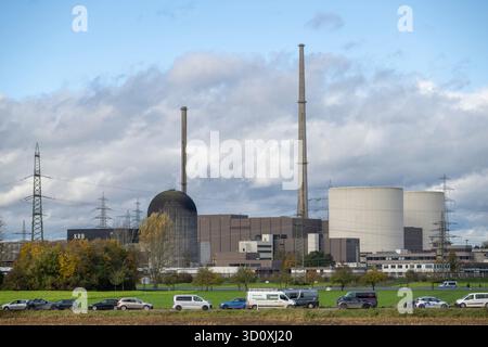 Gundremmingen, Deutschland. Oktober 2025. Die drei Reaktorblöcke des stillgelegten Kernkraftwerks stehen in einem offenen Bereich ohne die gesprengten Kühltürme. Quelle: Stefan Puchner/dpa/Alamy Live News Stockfoto