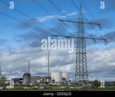 Gundremmingen, Deutschland. Oktober 2025. Die drei Reaktorblöcke des stillgelegten Kernkraftwerks stehen in einem offenen Bereich ohne die gesprengten Kühltürme. Quelle: Stefan Puchner/dpa/Alamy Live News Stockfoto
