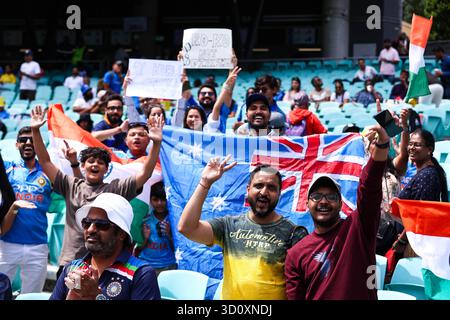 Sydney Cricket Ground, Sydney, Australien. Oktober 2025. One Day International Cricket, Australien gegen Indien; Australien und Indien Cricket Fans unterstützen ihre Country Credit: Action Plus Sports/Alamy Live News Stockfoto