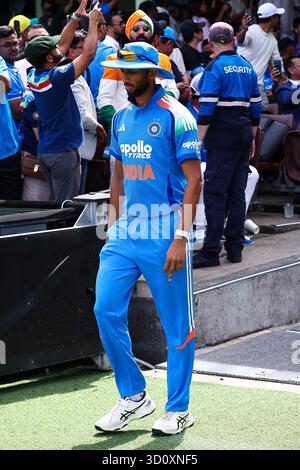 Sydney Cricket Ground, Sydney, Australien. Oktober 2025. One Day International Cricket, Australien gegen Indien; Prasidh Krishna of India geht auf den Boden Credit: Action Plus Sports/Alamy Live News Stockfoto