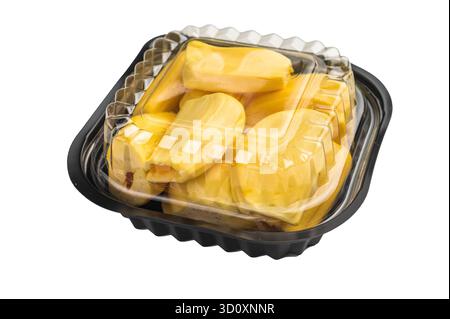 Reife, goldgelbe Jackfruchskapseln (Zwiebeln), serviert in einem schwarzen Kunststoffbehälter, verzehrfertig, auf einem sauberen weißen Hintergrund. Exotische tropische Früchte Stockfoto