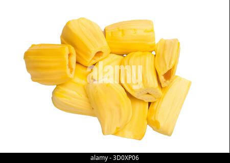 Goldene gelbe Jackfrucht-Schoten (Zwiebeln) wurden als Stapel auf einem sauberen weißen Hintergrund serviert, süße, geschälte, tropische und exotische Früchte Stockfoto
