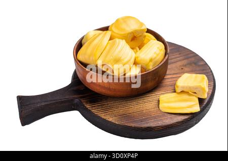 Süße, goldene Jackfruit Schoten (Zwiebeln), serviert in einer rustikalen Holzschale auf einem dunklen Schneidebrett. Frisches, tropisches Obst, Dessert oder Snack Stockfoto