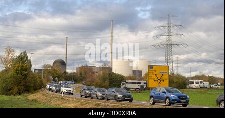 Gundremmingen, Deutschland. Oktober 2025. Um das stillgelegte Kernkraftwerk herum gibt es Verkehrsbehinderungen. Zahlreiche Menschen wollten den Abriss der ehemaligen Kühltürme miterleben. Quelle: Stefan Puchner/dpa/Alamy Live News Stockfoto