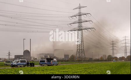 Gundremmingen, Deutschland. Oktober 2025. Eine Staubwolke driftet über den Standort, nachdem die beiden Kühltürme des stillgelegten Kernkraftwerks gesprengt wurden. Quelle: Stefan Puchner/dpa/Alamy Live News Stockfoto