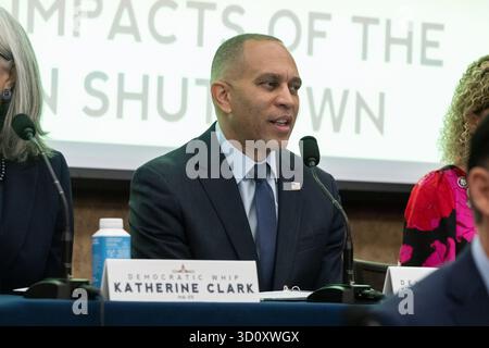 Washington, DC, 22. Oktober 2025. Demokratische Führung, Lenkung und politischer Ausschuss veranstalten am Montag, den 22. Oktober, im Kapitol in Washington, DC, eine Anhörung zu den Auswirkungen der republikanischen Abschaltung. 2025. Vermerk: Mattie Neretin/CNP/dpa/Alamy Live News Stockfoto