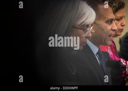 Washington, DC, 22. Oktober 2025. Demokratische Führung, Lenkung und politischer Ausschuss veranstalten am Montag, den 22. Oktober, im Kapitol in Washington, DC, eine Anhörung zu den Auswirkungen der republikanischen Abschaltung. 2025. Vermerk: Mattie Neretin/CNP/dpa/Alamy Live News Stockfoto