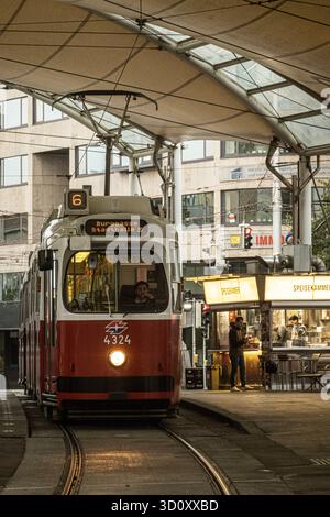 Blick auf eine Straßenbahn am Bahnhof Urban-Loritz-Platz in Wien, ein täglicher Anblick von Einheimischen und Touristen in der Stadt Stockfoto