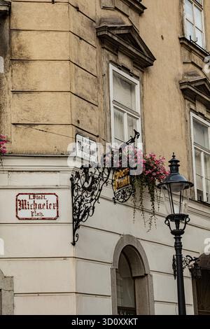 Foto der detaillierten Architektur und Fassade einer Ecke im Stadtzentrum Wiens am Michaelerplatz Stockfoto