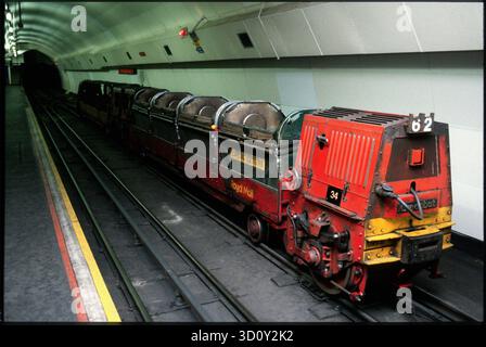 Postzug fährt durch die unterirdischen Tunnel am Mount Pleasant, London, Anfang der 1990er Jahre Stockfoto