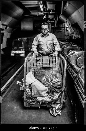 Porträt eines diensthabenden Postarbeiters in den Mount Pleasant Posttunneln in London, Anfang der 1990er Jahre Stockfoto