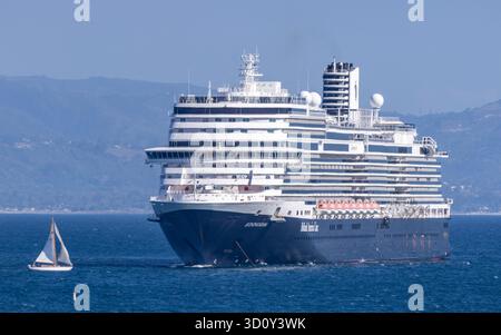 USA. Oktober 2025. CA: Kreuzfahrthäfen von Koningsdam in Santa Barbara, CA am 22. Oktober 2025. Der Koningsdam wurde 2016 gebaut und wurde von Prinzessin Máxima aus den Niederlanden, Eigentümerin Carnival Corporation & PLC, Operator Holland America Line, getauft. (Foto: Rod Rolle/SIPA USA) Credit: SIPA USA/Alamy Live News Stockfoto