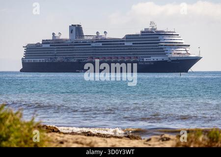 USA. Oktober 2025. CA: Kreuzfahrthäfen von Koningsdam in Santa Barbara, CA am 22. Oktober 2025. Der Koningsdam wurde 2016 gebaut und wurde von Prinzessin Máxima aus den Niederlanden, Eigentümerin Carnival Corporation & PLC, Operator Holland America Line, getauft. (Foto: Rod Rolle/SIPA USA) Credit: SIPA USA/Alamy Live News Stockfoto