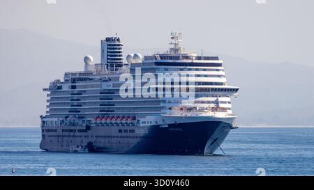 USA. Oktober 2025. CA: Kreuzfahrthäfen von Koningsdam in Santa Barbara, CA am 22. Oktober 2025. Der Koningsdam wurde 2016 gebaut und wurde von Prinzessin Máxima aus den Niederlanden, Eigentümerin Carnival Corporation & PLC, Operator Holland America Line, getauft. (Foto: Rod Rolle/SIPA USA) Credit: SIPA USA/Alamy Live News Stockfoto