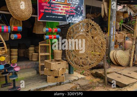Warakapola, Sri Lanka. 10. februar 2023. Kleine Rattan-Werkstatt, in der Möbel und Körbe aus Kalamuspalmen hergestellt werden. Mitarbeiter und ihre Arbeit im Fokus. Stockfoto