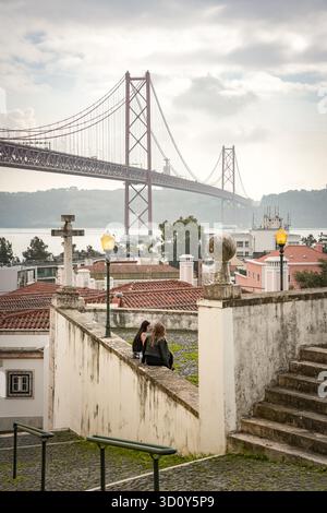 Lissabon, Portugal – Blick auf die Brücke 25 de Abril über den Tejo von einer ruhigen Terrasse in Alcântara. Foto Peter Delius Stockfoto