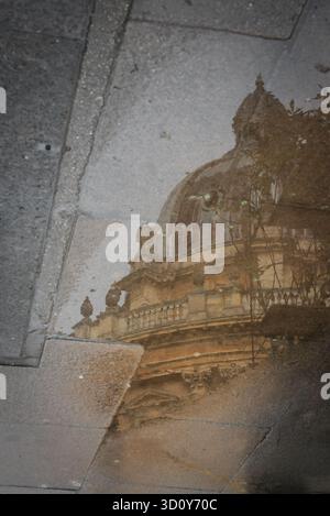 Reflection of Radcliffe Camera, University of Oxford, UK Stockfoto