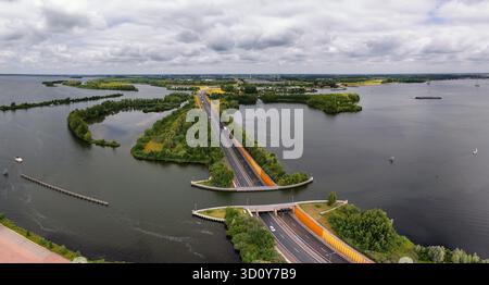 Eine Drohnenansicht des schiffbaren Veluwemeer Aquädukts in Flevoland in den Niederlanden bei Hardwijk Stockfoto