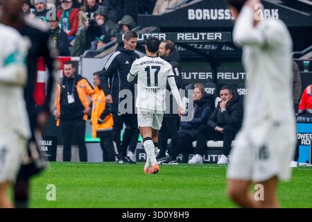 Jens Castrop von Borussia Mönchengladbach verließ das Feld, nachdem er am 25. Oktober 2025 im Stadion im Borussia-Park in Mönchengladbach eine rote Karte beim Bundesliga-Spiel zwischen Borussia Mönchengladbach und dem FC Bayern München erhalten hatte. (Foto: Marcel ter Bals/MTB-Photo/Alamy Live News) Stockfoto