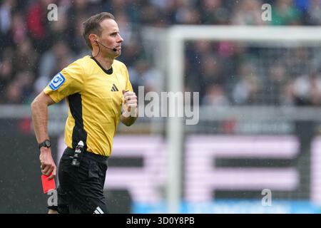 Mönchengladbach, Deutschland. Oktober 2025. MÖNCHENGLADBACH – 25. OKTOBER: Schiedsrichter Sascha Stegemann mit der roten Karte in den Händen beim Bundesliga-Spiel zwischen Borussia Mönchengladbach und FC Bayern München im Borussia-Park am 25. Oktober 2025 in Mönchengladbach. (Foto von Joris Verwijst/Orange Pictures) Credit: Orange Pics BV/Alamy Live News Stockfoto