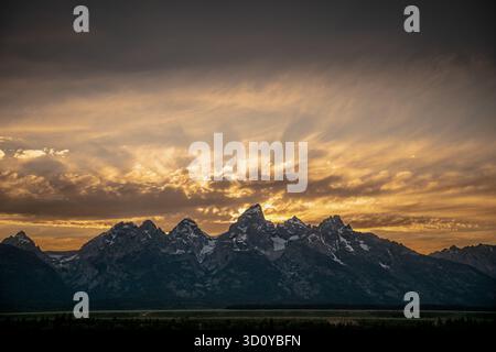 Im Grand Teton National Park Brechen Die Sonnenstrahlen Hinter Den Bergen Auf Stockfoto