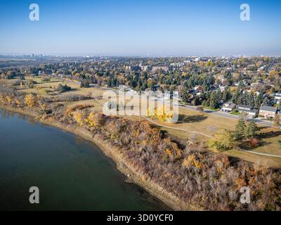 Aus der Vogelperspektive das Meewasin Valley in Saskatoon, Saskatchewan, mit farbenfrohen Herbstbäumen entlang des South Saskatchewan River. Stockfoto