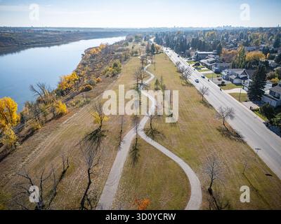Aus der Vogelperspektive das Meewasin Valley in Saskatoon, Saskatchewan, mit farbenfrohen Herbstbäumen entlang des South Saskatchewan River. Stockfoto